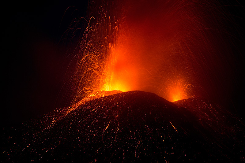 Strong strombolian activity from two vents at Etna New SE crater om 11 Aug 2014 (Photo: Emanuela / VolcanoDiscovery Italia)