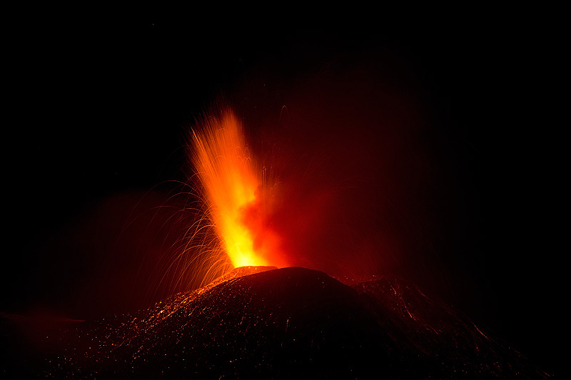 Ein Lavastrahl aus dem Krater Etna New SE am 11. August 2014. (Photo: Emanuela / VolcanoDiscovery Italia)