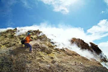 Glück umgeben von Schwefelablagerungen und austretendem Gas aus Fumarolen auf den Gipfelkratern des Ätna (Photo: Emanuela / VolcanoDiscovery Italia)