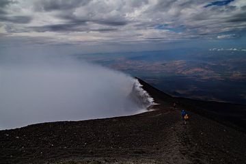 Hiking along the rim of Etna's Voragine Crater. (Photo: Emanuela / VolcanoDiscovery Italia)