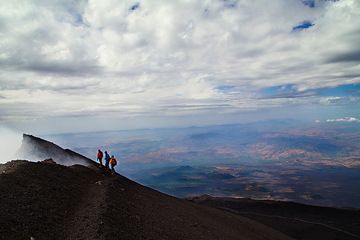 A few of the more than 200 flank cones of Etna, on the western flank of the volcano, seen from the rim of Bocca Nuova Crater (Photo: Emanuela / VolcanoDiscovery Italia)