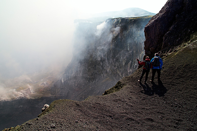 Rosario erklärt das Innere des Bocca Nuova-Kraters am Ätna (Photo: Emanuela / VolcanoDiscovery Italia)