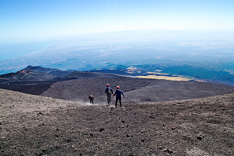 Hand in Hand den Gipfelkrater des Ätna hinuntergehen. (Photo: Emanuela / VolcanoDiscovery Italia)