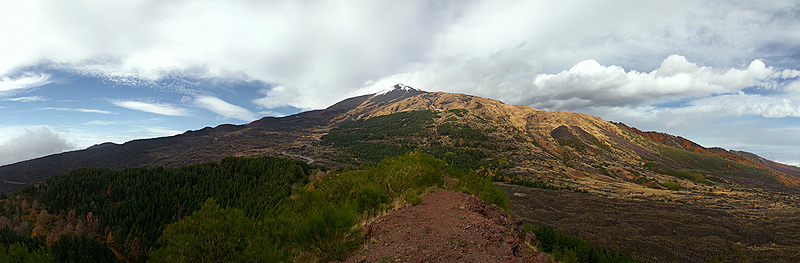 Panoramic view of Etna's south side seen from Mount Serra Pizzuta Calvarina (Photo: Emanuela / VolcanoDiscovery Italia)