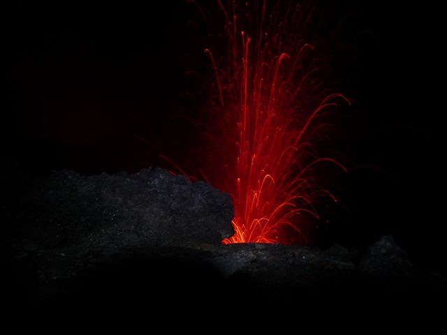Eruption at Yasur volcano, Vanuatu (Photo: Guy Franquinet)