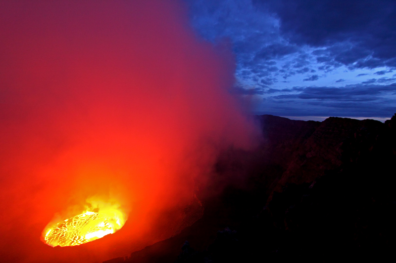 Nyirangongo lava lake in first light, VolcanoDiscovery tour January 2011 (Photo: franzburgold)