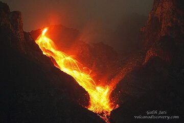 As pieces from the outer margin of the growing dome break off, they generate glowing avalanches. (Photo: Galih Jati)