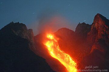 Le chef de l'expédition, Galih, a observé Merapi le 10 janvier et a documenté la croissance du dôme de lave, qui devient de plus en plus dangereux, car les chutes de pierres incandescentes sont de plus en plus grandes et plus fréquentes, sujettes à produire des coulées pyroclastiques.
Les photos ont été prises du côté sud-est de Merapi, à environ 4 km du cratère. (Photo: Galih Jati)