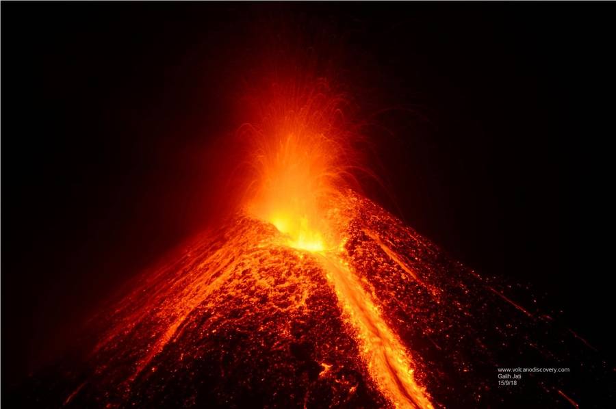 Strombolian eruption and the lava flow from the summit of Anak Krakatau (15 Sep 2018) (Photo: Galih Jati)