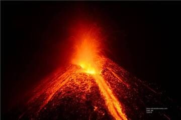 Strombolianischer Ausbruch und der Lavastrom vom Gipfel des Anak Krakatau (15. September 2018) (Photo: Galih Jati)