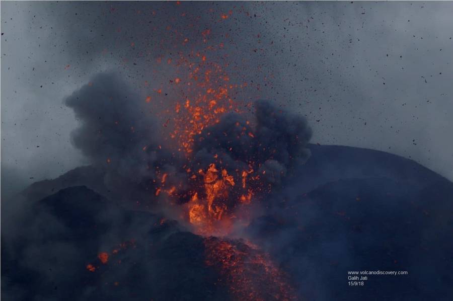 Strombolian eruption and the lava flow from the summit of Anak Krakatau (15 Sep 2018) (Photo: Galih Jati)