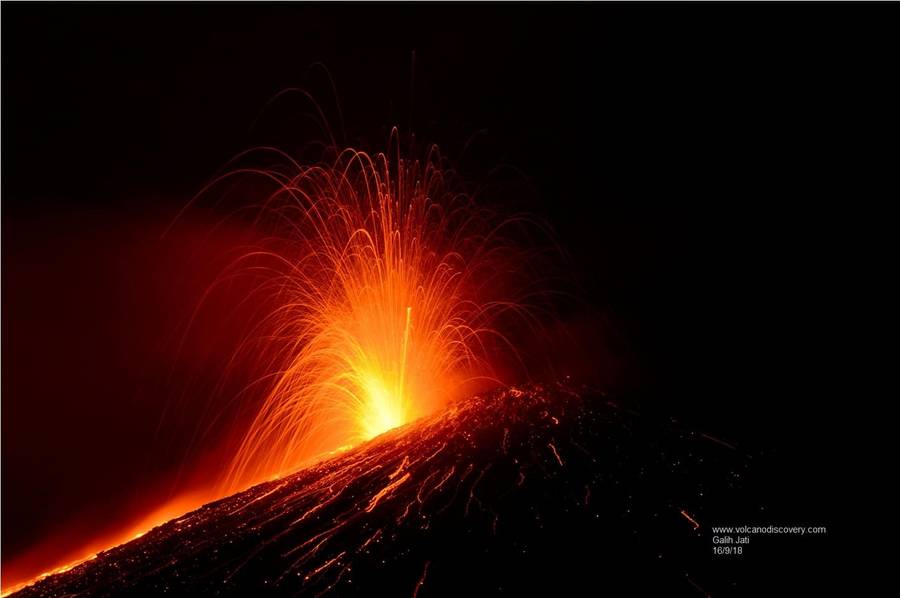 Éruption strombolienne de l'Anak Krakatau (16 septembre 2018) (Photo: Galih Jati)