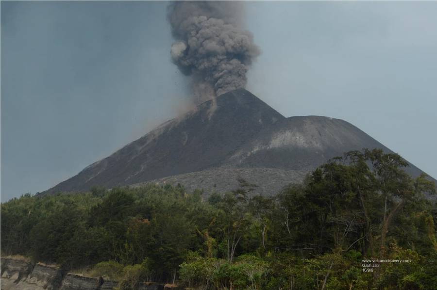 Ash eruption from Anak Krakatau (16 Sep 2018) (Photo: Galih Jati)