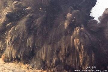 Aschefinger folgen den Spuren ausgeworfener Bomben während einer vulkanischen Explosion in Krakatau (Okt. 2018) (Photo: Galih Jati)