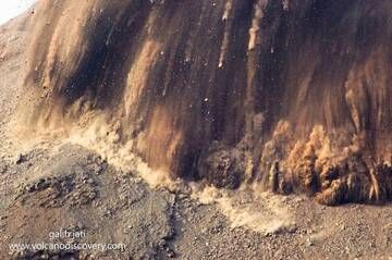 Bombs and ash falling back onto the crater rims (Krakatau Oct 2018) (Photo: Galih Jati)