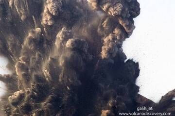 Beginn einer Vulkanexplosion (Krakatau Okt. 2018) (Photo: Galih Jati)