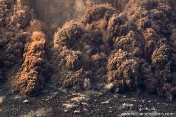 Small pyroclastic flows from collapsing debris and ash during the initial stage of a vulcanian explosion (Krakatau Oct 2018) (Photo: Galih Jati)