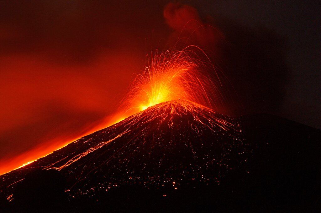 Starke strombolianische Aktivität und Lavastrom in Krakatau (September 2018) (Photo: Galih Jati)