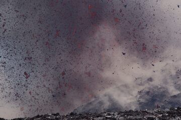 Lava spatter flying through the air (Krakatau Sep 2018) (Photo: Galih Jati)