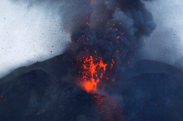 Bulles de lave au niveau de l'évent effusif (Krakatau, septembre 2018) (Photo: Galih Jati)