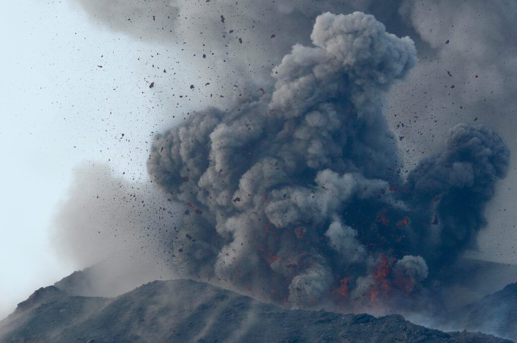 Éruption strombolienne (Krakatau, septembre 2018) (Photo: Galih Jati)