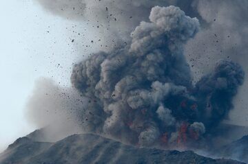 Strombolian eruption (Krakatau Sep 2018) (Photo: Galih Jati)