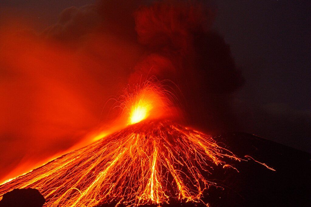 Starke strombolianische Aktivität in Krakatau (September 2018) (Photo: Galih Jati)