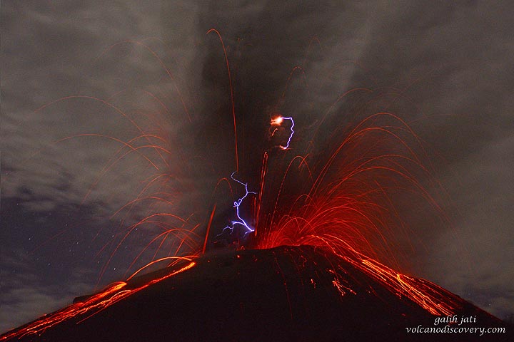 Lightning during an eruption of Krakatau volcano (Nov 2018) (Photo: Galih Jati)
