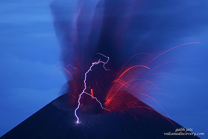 Ash emission with lightning (Photo: Galih Jati)