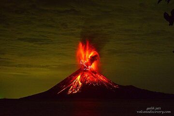 Erupción volcánica en Krakatau (noviembre de 2018) (Photo: Galih Jati)