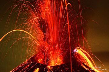 Fuerte erupción volcánica (Photo: Galih Jati)