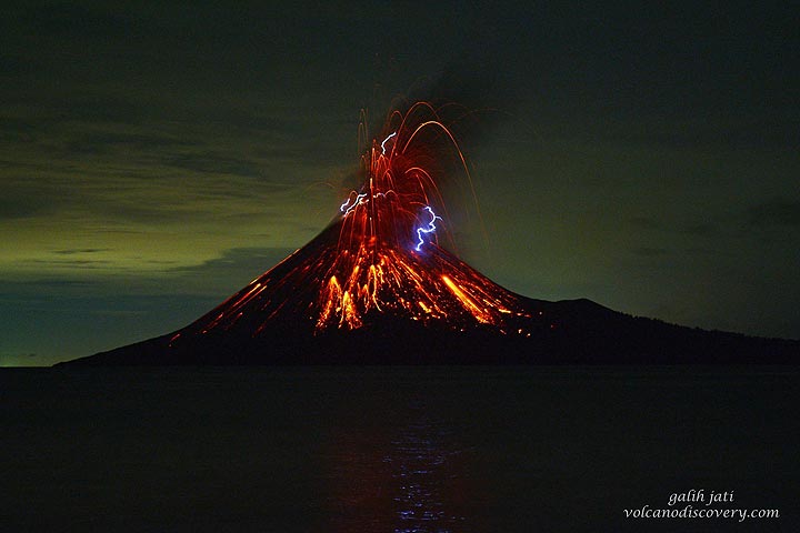Vulcanian eruption at Krakatau (Nov 2018) (Photo: Galih Jati)