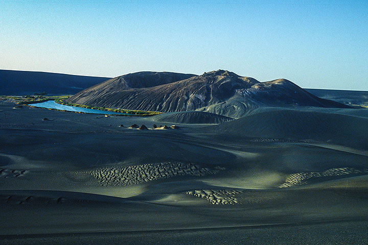Junger Schlackenkegel bei Wau-an-Namus in der libyschen Wüste (Photo: Uwe Ehlers / geoart.eu)