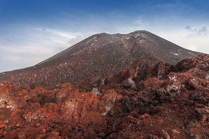 The barren summit cone of Anak Krakatau (Photo: Uwe Ehlers / geoart.eu)