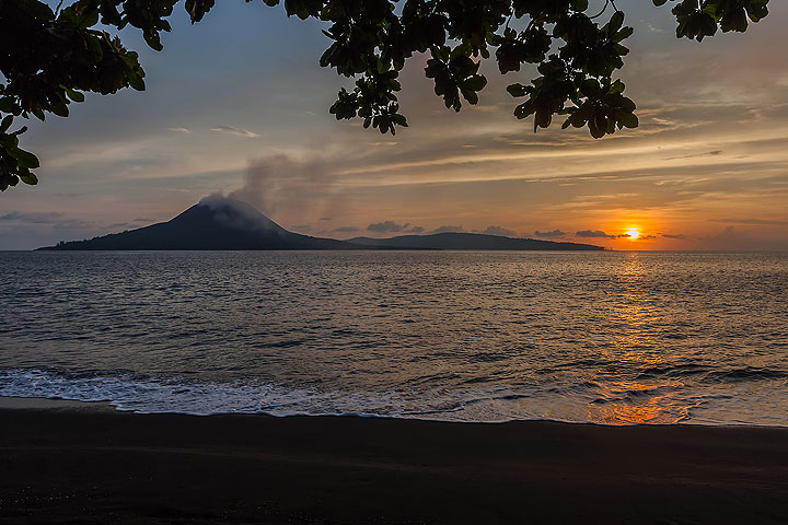 Sunset over Krakatau (Photo: Uwe Ehlers / geoart.eu)