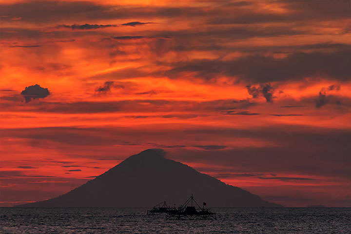 Dusk at Rakata with view to Anak Krakatau (Photo: Uwe Ehlers / geoart.eu)