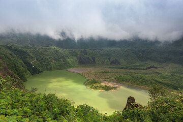 Volcán Galunggung y nubes bajas. (Photo: Uwe Ehlers / geoart.eu)