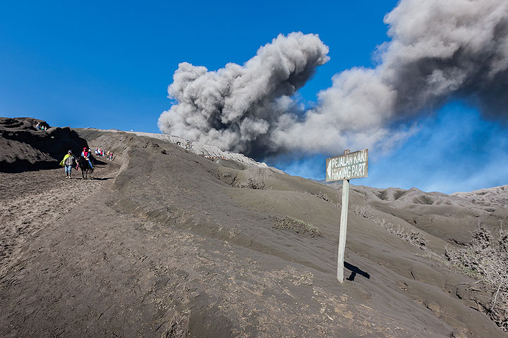 Ascheausstoß am Vulkan Bromo (Photo: Uwe Ehlers / geoart.eu)