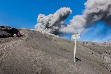 Ash emissions at Bromo volcano (Photo: Uwe Ehlers / geoart.eu)