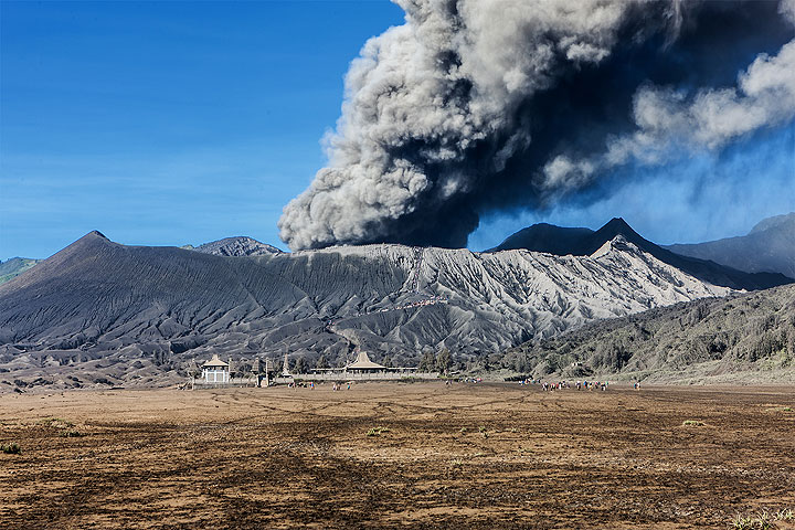 Ausbruch des Bromo-Vulkans (Photo: Uwe Ehlers / geoart.eu)