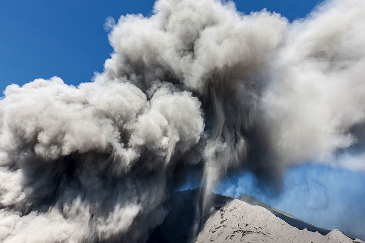 Ash plume from Bromo (Photo: Uwe Ehlers / geoart.eu)