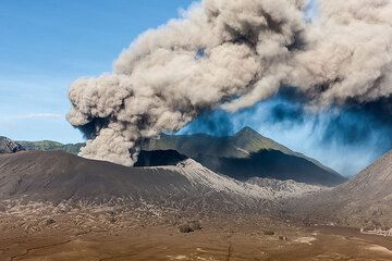 Ash eruption at Bromo (Photo: Uwe Ehlers / geoart.eu)
