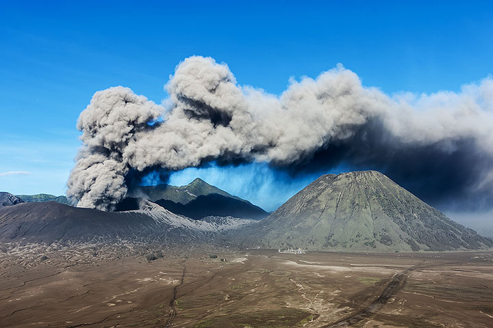 Erupting Bromo and Batok cones. (Photo: Uwe Ehlers / geoart.eu)