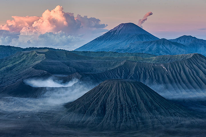 The classic view of Bromo and Semeru volcano (in background) (Photo: Uwe Ehlers / geoart.eu)