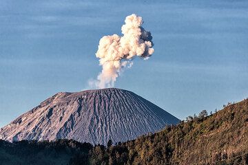 Small strombolian eruption at Semeru leaving ash plume. (Photo: Uwe Ehlers / geoart.eu)