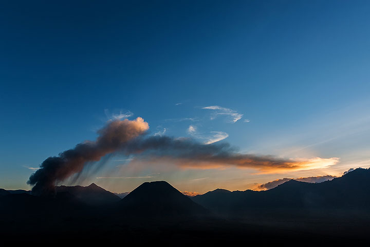 Abendliche Aschewolke von Bromo (Photo: Uwe Ehlers / geoart.eu)