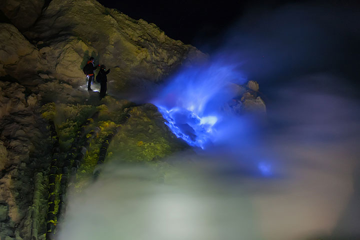Ijen's blue flames (Photo: Uwe Ehlers / geoart.eu)