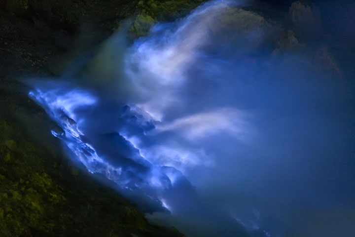 Blue flames at Ijen volcano from close (Photo: Uwe Ehlers / geoart.eu)