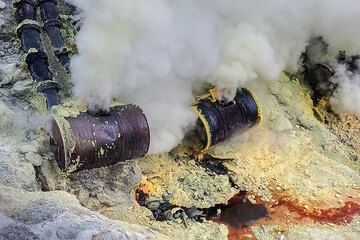 Mine de soufre dans le cratère Ijen (Photo: Uwe Ehlers / geoart.eu)