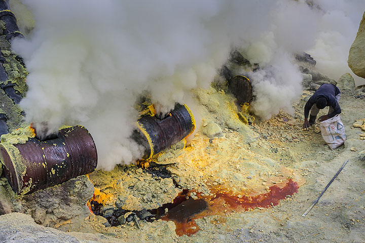 Yellow sulfur covers the ground (Photo: Uwe Ehlers / geoart.eu)